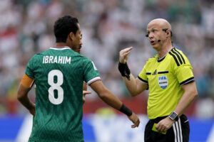 العربي الجديد :خطأ تقني يفضح كواليس التحكيم في مباراة العراق والسنغال