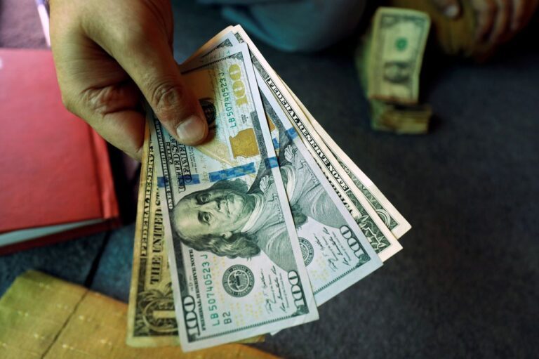 تراجع جديد للدولار أمام الدينار في بورصات بغداد وأربيل
