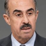 بمنأى عن السياسة