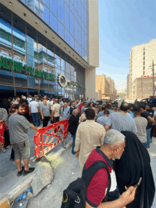 مطالبين بايداعاتهم ..تظاهرة أمام مصرف الطيف في بغداد بعد فرض الوصاية عليه من البنك المركزي